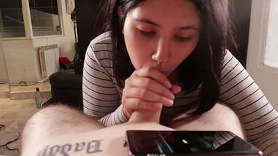 Stuzzicu a mo sorellastra mentre guarda Disney [Cum]