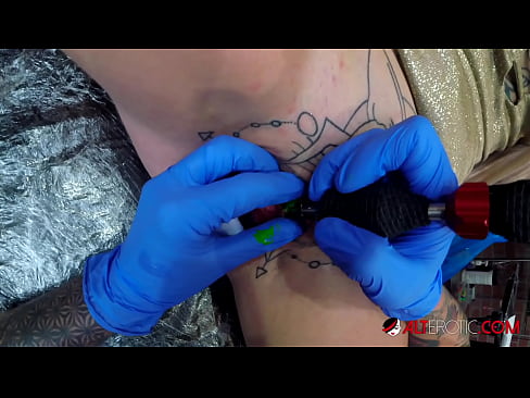 ❤️ Sully Savage, hottie estremamente tatuata, hà fattu un tatuatu nantu à u clitoris ️ Pornografia russa à co.sex00.top ﹏
